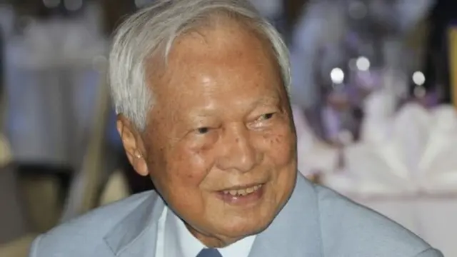 نایب السلطنه (رییس شورای سلطنت) پرم تینسولانوندا ۹۶ ساله و یکی از نخست وزیران سابق تایلند است.