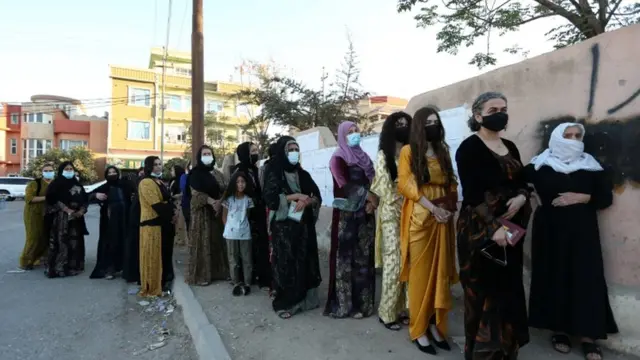 سيدات أمام مركز اقتراع في دهوك بالعراق