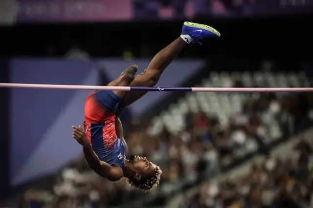 Wagner Astacio hace salto alto en una prueba de atletismo sin una de sus dos piernas. 