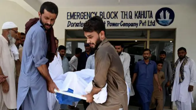 પાકિસ્તાન પ્રશાસિત કાશ્મીરની સીમા ઉપર થયેલા બસ અકસ્માતમાં મૃતકના પાર્થિવદેહની તસવીર