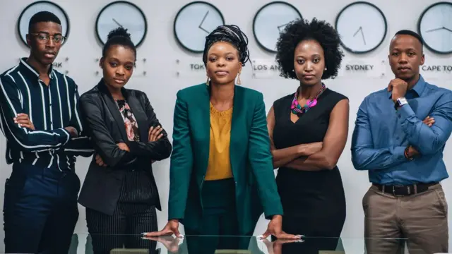 Jeunes femmes et hommes d'affaires