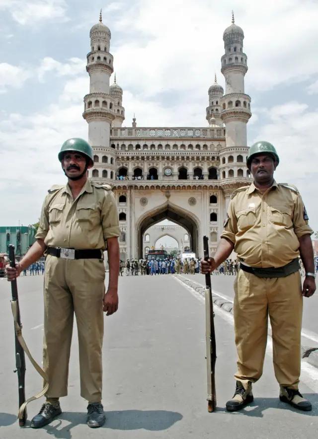 పేలుడు జరిగిన తర్వాత చార్మినార్ సమీపంలో పోలీసుల పహరా