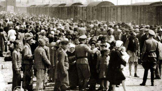 Cientos de judíos húngaros recién llegados a Auschwitz-Birkenau
