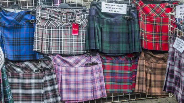 Магазин с выставленными на улице тартановыми юбками