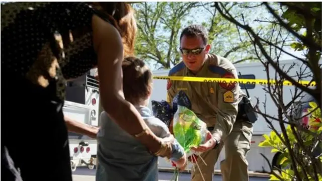 ফুল দিয়ে শ্রদ্ধা জানাচ্ছে একটি শিশু।