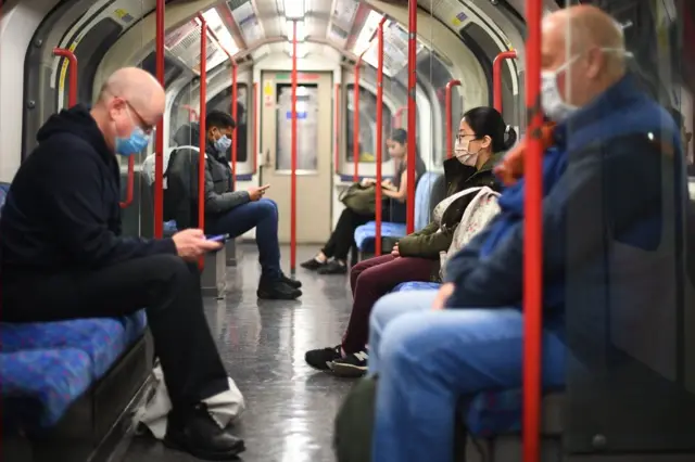 Londra metrosunda yolcular yüz maskeleri takıyor. Ülke genelinde koronavirüse karşı önlemler gevşetilmeye başlanırken belediyenin toplu taşıma birimi Transport for London, koronavirüs nedeniyle bu yıl 4 milyar sterlin zarar edeceğini hesaplıyor