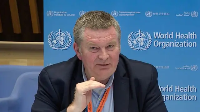 Michael Ryan durante coletiva de imprensa da OMS em 30 de março