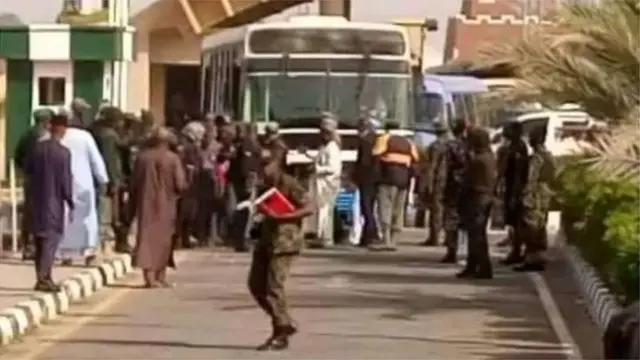 Awọn akẹkọọ naa lasiko ti wọn n sọkalẹ ninu ọkọ