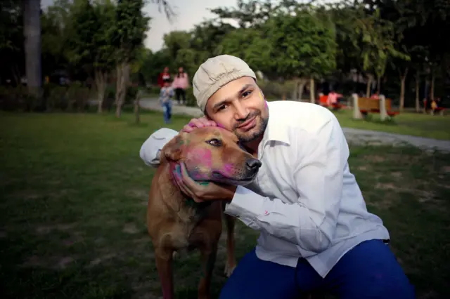 இந்தியாவில் 2021 கணக்கெடுப்பின்படி, 2.7 கோடி வீட்டு வளர்ப்பு நாய்கள் இருப்பதாக ஒரு கணக்கெடுப்பு கூறுகிறது.