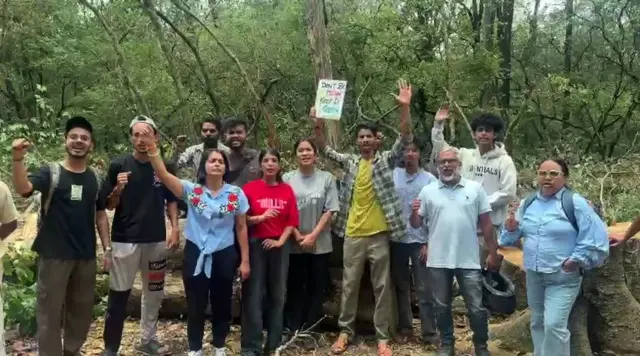 रविवार को ऋषिकेश में, भनियावाला और रानीपोखरी के बीच देहरादून-ऋषिकेश नेशनल हाईवे पर पेड़ों की सुरक्षा के लिए स्थानीय निवासी और पर्यावरण कार्यकर्ता प्रदर्शन करते हुए
