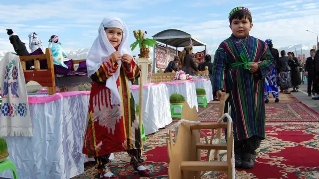 Миллий либос кийган қизалоқ ва болакай