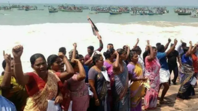 கடற்கரையில் போராட்டம்