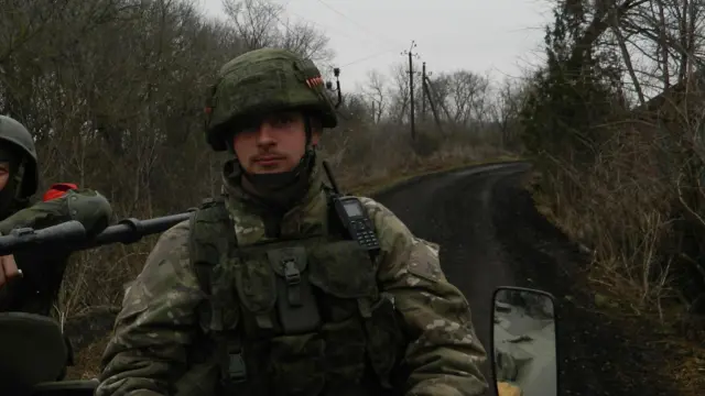 Korobov Ukraynada: "Biz daxil olduq, yaşayış məntəqələrindən keçirdik. İnsanlar öz həyatı ilə məşğul idi: biri maşını yanacaq doldurur, biri qəhvə içir, biri siqaret çəkir. Və biz gedirik. Müharibə başladı".