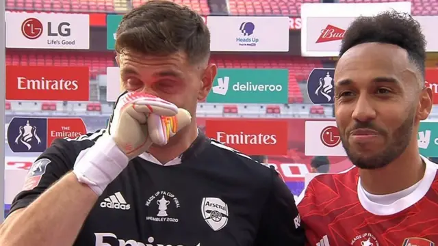 Akorora amosozi kubera umunezero inyuma yo gutsindira igikombe ca FA, Martinez ati 'Biranse n'uko mvuga'