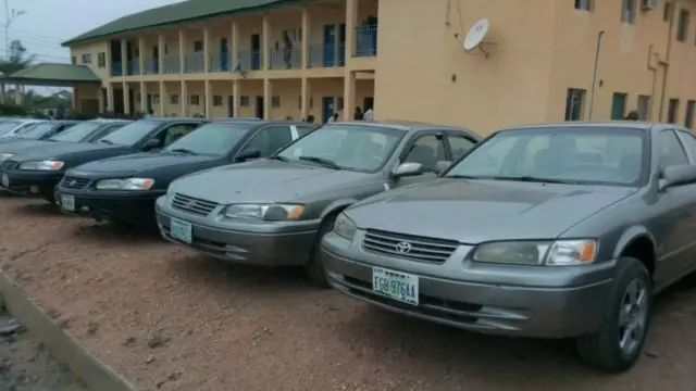 Afihan Awọn Ọkọ ayọkẹlẹ Camry niwaju ileesẹ ọlọpaa