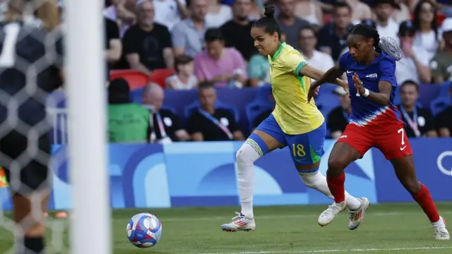 A brasileira Gabi Portilho e Crystal Dunn, dos EUA, disputam a bola na final da Olimpíada de Paris