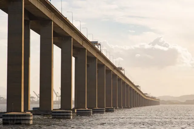 Ponte Rio-Niterói vistaapostas com cash outbaixo