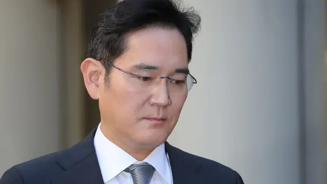 지난해 10월 '국정농단' 사태에 연루돼 기소된 이재용 삼성전자 부회장이 서울 서초구 서울고등법원에서 열린 파기환송심 첫 공판을 마친 뒤 법원을 나서고 있다