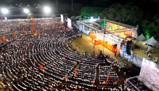 एकनाथ शिंदेंच्या सभेला जमलेली गर्दी 