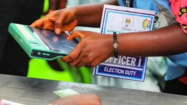 Wani jami'an INEC riƙe da na'urar tantance masu kaɗa ƙuri'a
