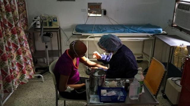 Médicos atendendo um adolescente