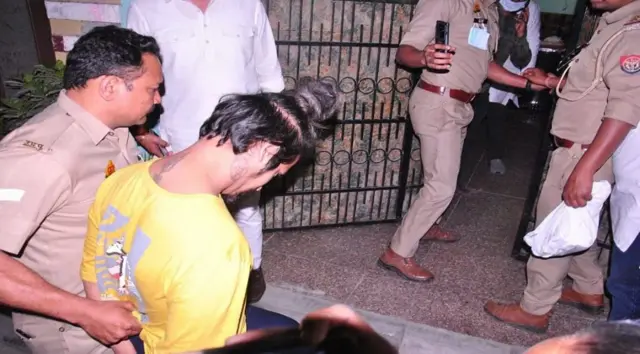 अभियुक्त को ले जाते हुए स्थानीय पुलिस