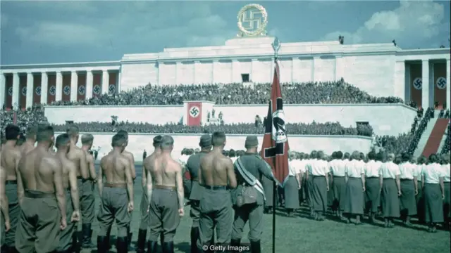 墨索里尼重建了古罗马建筑，希特勒受到启发，采纳了一种仿造的经典主义建筑风格 (Credit: Getty Images)