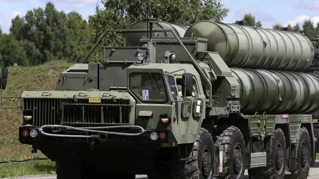 રશિયાની એસ-400 ટ્રાયમ્ફ ઍર ડિફેન્સ મિસાઇલ સિસ્ટમ