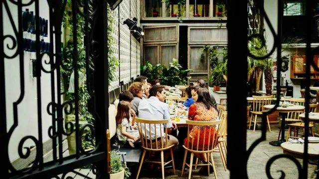 أصحاب يتناولون الطعام معا