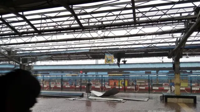 పైకప్పు ఎగిరిపోయిన రైల్వే స్టేషన్