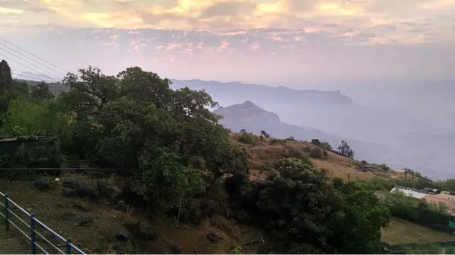 पालखी दरवाजाच्या डाव्याबाजूस सध्या उत्खननाचं काम सुरू आहे.