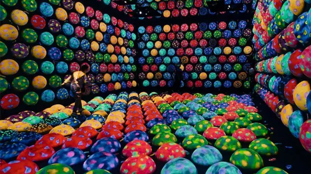 Sala do museu de arte interativo teamLab Planets, em Tóquio, no Japão, repleta de objetos redondos coloridos
