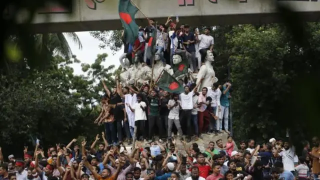 ৫ই অগাস্ট, ২০২৪ এ বাংলাদেশে আওয়ামী লীগ সরকারের পতনের পর রাজু ভাস্কর্যে আন্দোলনকারীরা