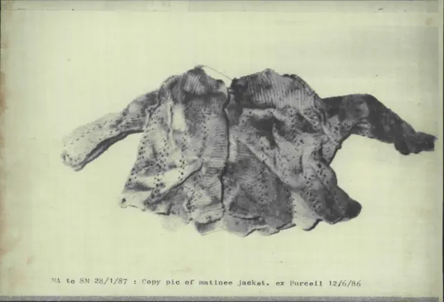 Jaket matinee yang dikenakan Azaria ditemukan terkubur sebagian di area sarang dingo di Uluru.