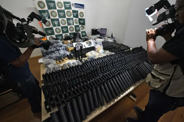 Armas automáticas, dinheiro e outros equipamentos apreendidos na casabet gameum amigo do sargento da Polícia Militar Ronnie Lessa - presobet gameconexão com o assassinato da vereadora e ativista do Riobet gameJaneiro Marielle Franco - são exibidos na sede da Polícia Civil no Riobet gameJaneiro, Brasil,bet game12bet gamemarçobet game2019. (Fotobet gameCARL DE SOUZA / AFP) (Crédito da foto deve ser CARL DE SOUZA/AFP via Getty Images)