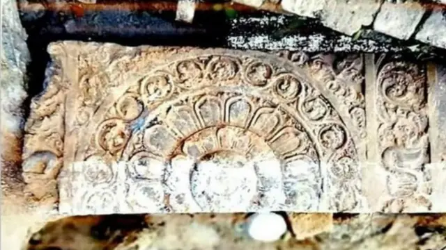 उत्खननात पुरातत्व खात्याला सापडलेले अवशेष