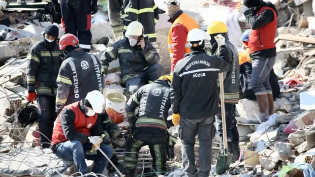 ক্রিশ্চিয়ান আতসুর ধসে পড়া অ্যাপার্টমেন্টে তৎপর উদ্ধারকর্মীরা