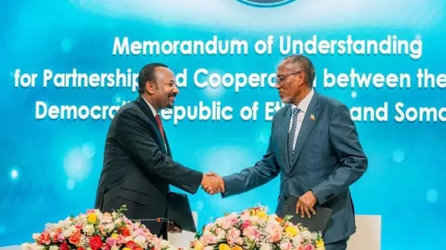 ጠቅላይ ሚኒስትር ዐቢይ እና የሶማሊላንድ ፕሬዝዳንት ሙሴ ቢሄ በፊርማ ስነ ስርዓቱ ላይ ሲጨባበጡ