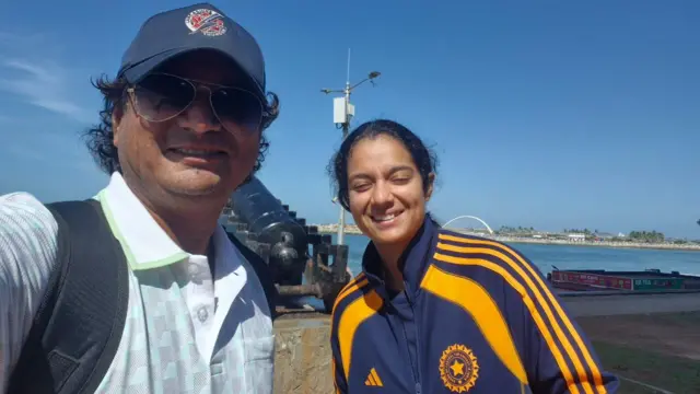 अपने पिता प्रदीप रावल के साथ प्रतिका रावल 