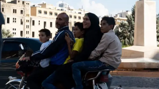 Petočlana porodica stigla je na motociklu u Bejrut