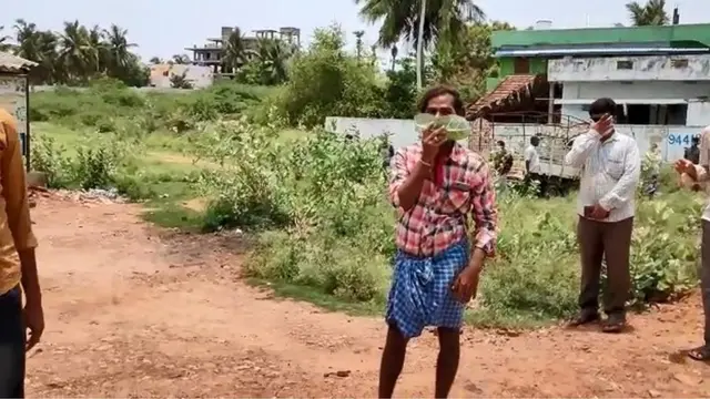 మద్యం దుకాణం ముందు ప్రజలు