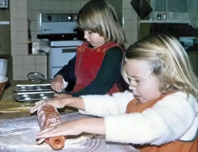 dečak i devojčica mese testo