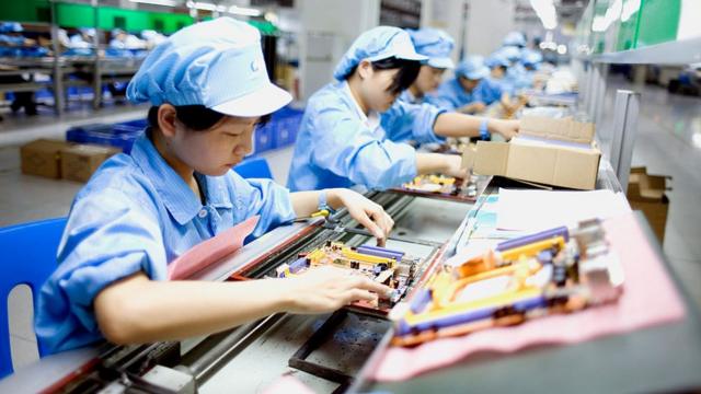 Travailleurs dans une chaîne de montage d'une usine d'ordinateurs portables à Shenzhen, Chine
