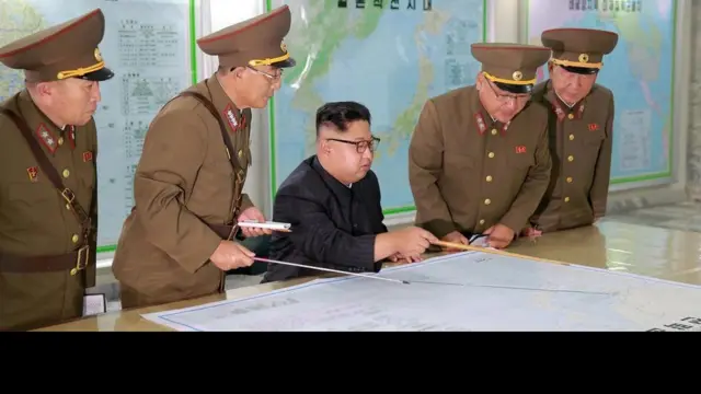 کیم جونګ اون له خپلو پوځي قومندانانو سره