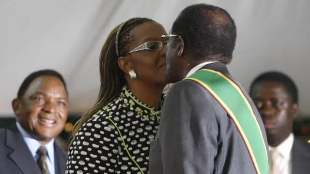 Le président zimbabwéen Robert Mugabe (D)félicité par son épouse Grace Mugabe après son investiture pour un sixième mandat à Harare, le 29 juin 2008 Mugabe est arrivé vainqueur d'une élection à parti unique
