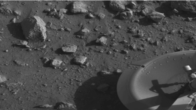 Первый четкий снимок марсианской поверхности, переданный космическим аппаратом "Викинг-1"