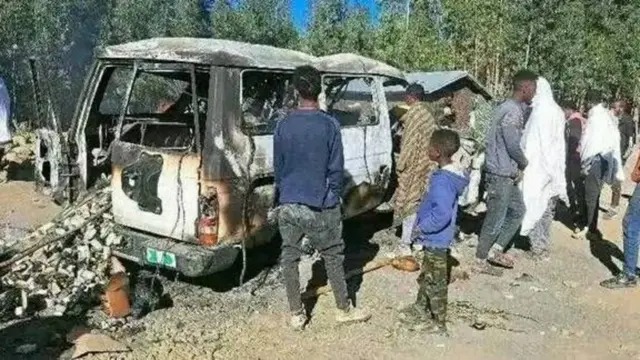 Namoota ambulaasnii gubate bira dhaabbachaa jiran