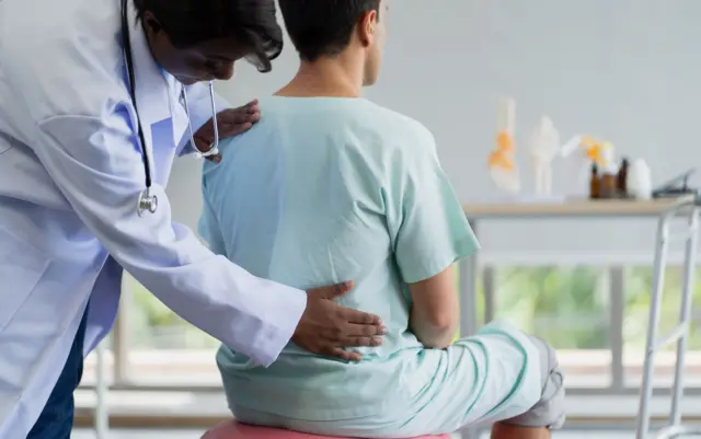 પીઠનો દુખાવો, કમરમાં દુખાવો, હેલ્થ, સ્વાસ્થ્ય, બીબીસી ગુજરાતી