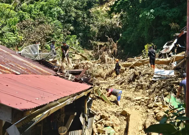 Beberapa orang nampak mulai membersihkan material banjir bandang di Tapanuli Tengah.