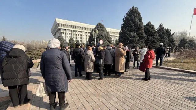 Мыйзам долбооруна тынчсызданган кырктай киши 20-февралда Жогорку Кеңештин алдына чогулуп, Жер кодексинин жаңы редакциясынын долбооруна каршы кол топтоону баштады